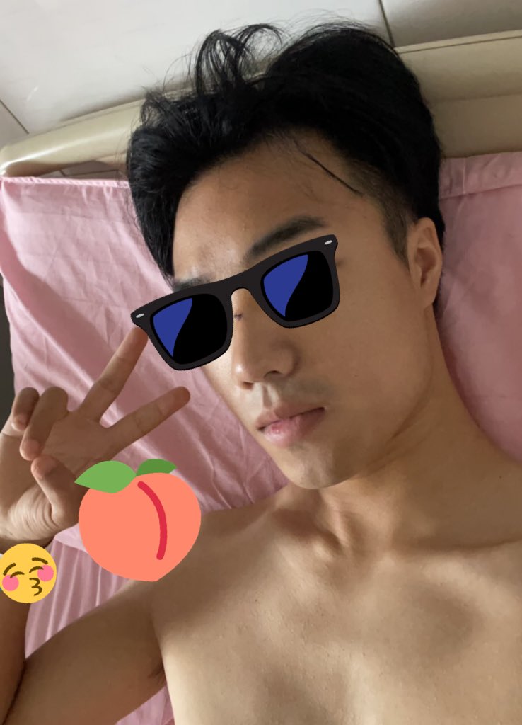hotnoreason's tweet photo. i’m sick 
who can take care of me
plz 🥺

#反差 #痞帅 #斯文败类 https://t.co/i7WNvpbu4M