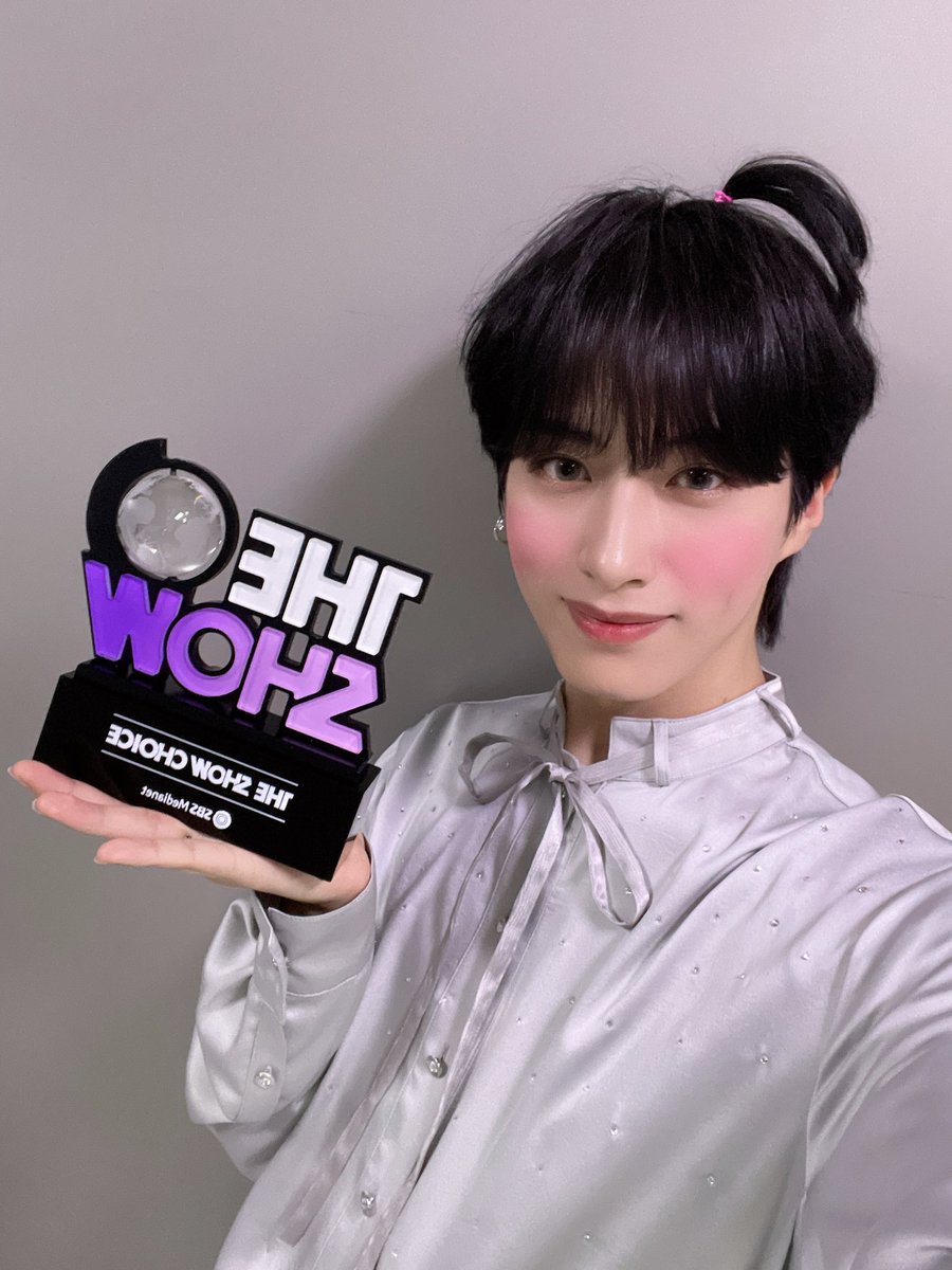 xionnim's tweet photo. What do you mean it’s our fourth trophy ㅠㅠ🏆🏆🏆🏆
Moonies, I’m having a really happy day ㅠㅠ I will never forget how loved I am by Moonies. I’ll return as much love to you also 😍 Let’s be together for a long time!!
I love you so much today too, Moonies 🌏💜 https://t.co/4yFKK4KSC7