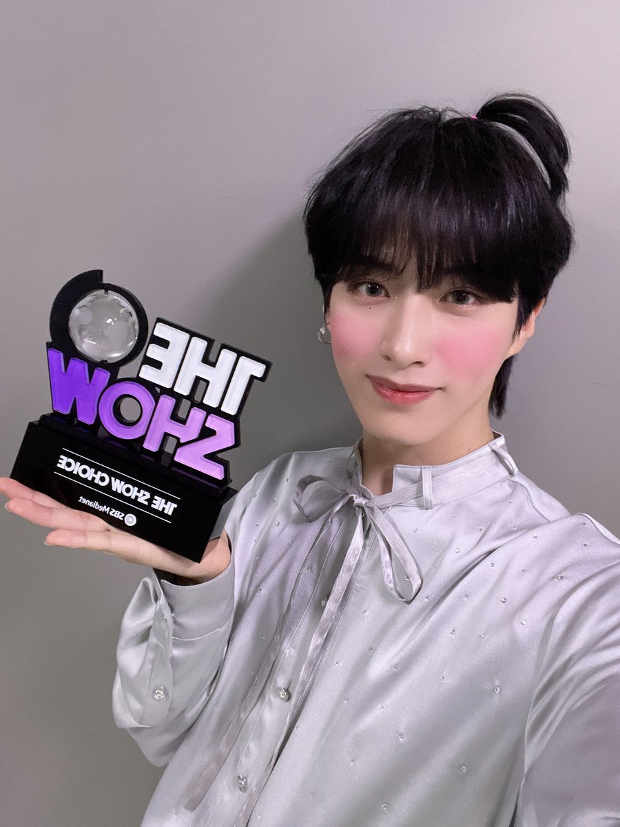 xionnim's tweet photo. What do you mean it’s our fourth trophy ㅠㅠ🏆🏆🏆🏆
Moonies, I’m having a really happy day ㅠㅠ I will never forget how loved I am by Moonies. I’ll return as much love to you also 😍 Let’s be together for a long time!!
I love you so much today too, Moonies 🌏💜 https://t.co/4yFKK4KSC7