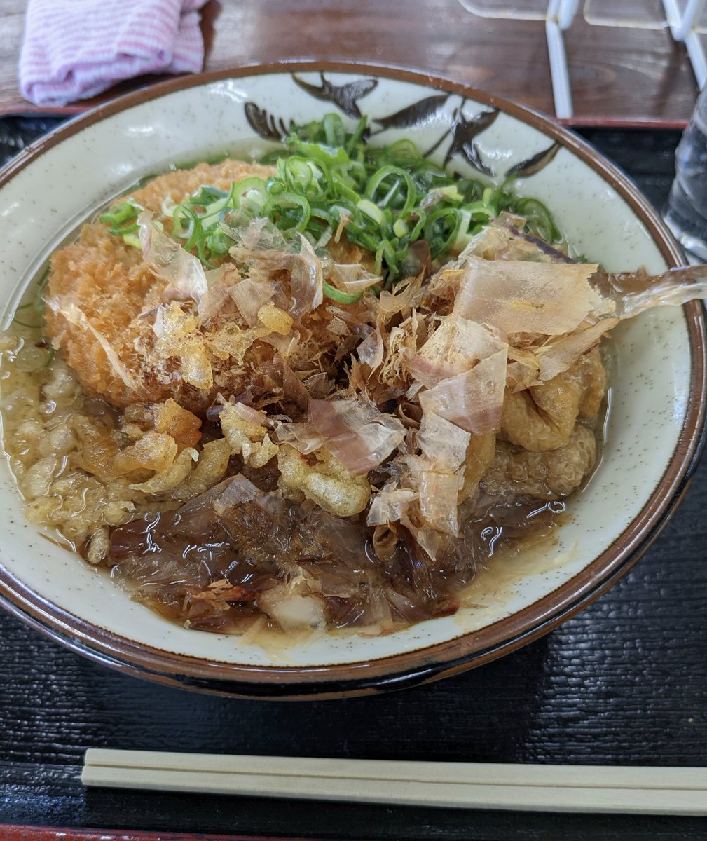 QbdGpk's tweet photo. 決戦の後はいつも食べにくる明玄のセルフうどん。

こちらは関ヶ原の小早川秀秋の気分だったけれど合戦はあっと言う間です。

でも小早川秀秋はまだいい。ギリギリまで西軍か東軍か迷え���のだから。

私など合戦に参加すると言う選択肢しかない。

験担ぎにメンチカツ。

変わらない味ってホッとする https://t.co/jL5epJm4wq