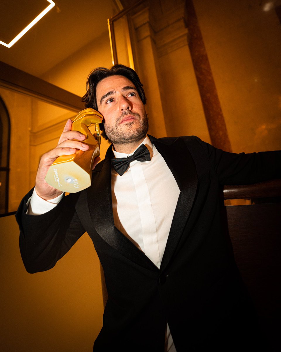 ladebrouilleoff's tweet photo. Imagine tu gagnes un trophée au for You awards c’est fort quand même 🏆 https://t.co/FI3uFJYDZw