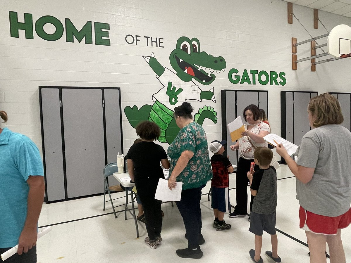 Westgate66's tweet photo. Tonight Westgate hosted our first annual Westgate Showcase Night! It was a HUGE success! It was incredible to see the students of Gator Nation show their families around their school with pride!💚🐊 @Westside66 https://t.co/XuTEo85mT0