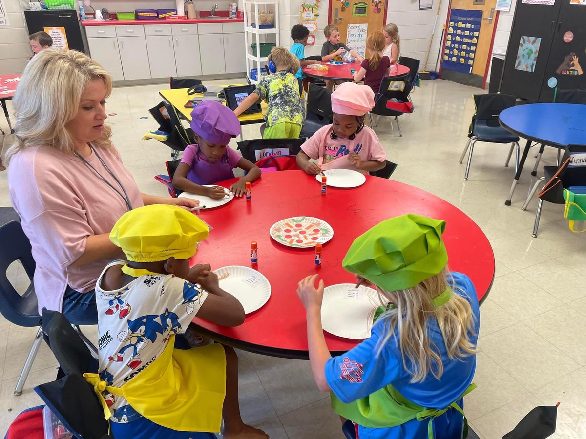 TweetDCS_PHES's tweet photo. Pizza Parlor for letter P in Mrs. Qualls Kinder class #TeamDCS #TeamPHES #oneteamonegoalsuccess #LilJags https://t.co/RAOKY8icYJ