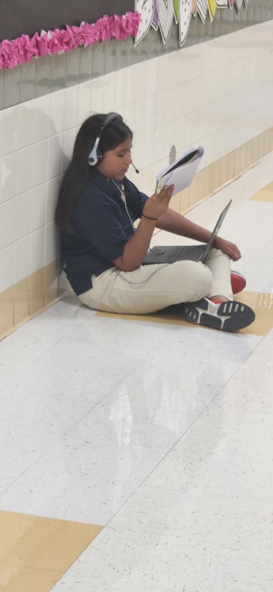 ISofiaCarbajal's tweet photo. Kids creating one of their first Flip videos this year on the types of energy. 🎢🛎☀️Love to work with my students! #flipvideos #DevelopingLanguage #TRTW #YISD @Ches_Hawks @SophiaVFierro1 https://t.co/BsnZDIl6iB