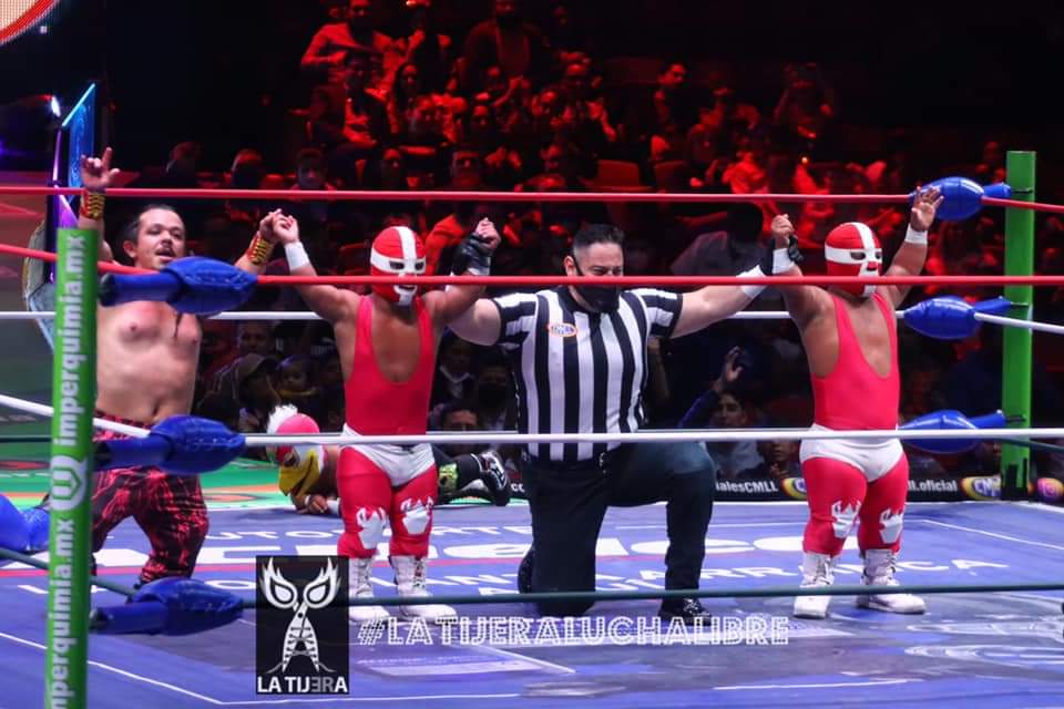 LaTijeraLucha's tweet photo. Gran inicio de la función en celebración del #DiaNacionalDeLaLuchaLibreYElLuchadorProfesionalMexicano en #ArenaMexico,donde el micro bando técnico #MicroGemeloDiabloI, #MicroGemeloDiabloII y #MicroAngel salen con la mano en alto al dar cuenta de forma espectacular de... https://t.co/pbszaHDnEX