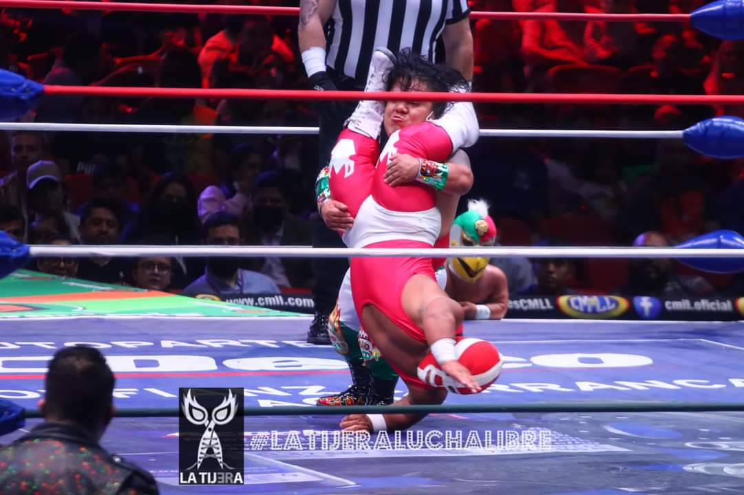 LaTijeraLucha's tweet photo. Gran inicio de la función en celebración del #DiaNacionalDeLaLuchaLibreYElLuchadorProfesionalMexicano en #ArenaMexico,donde el micro bando técnico #MicroGemeloDiabloI, #MicroGemeloDiabloII y #MicroAngel salen con la mano en alto al dar cuenta de forma espectacular de... https://t.co/pbszaHDnEX