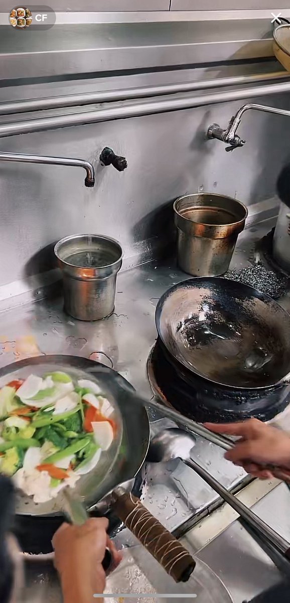 「ひたすら中華を作る厨房をお届けする配信。火力が強いのよ。本気の強火なのよ。 」|瀧波ユカリ@3巻発売しました！のイラスト