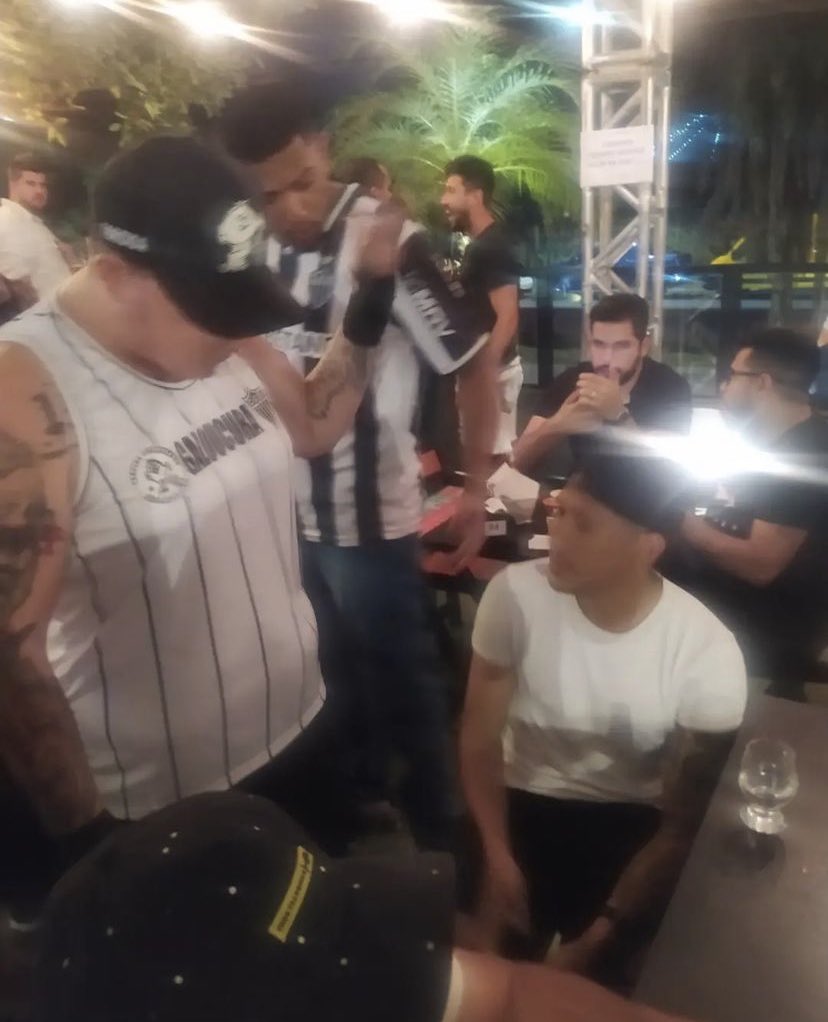 BlogBeaGalo's tweet image. 👀 DISK BALADA…

Mais cedo a Torcida Galoucura anunciou o Disk Balada, com a frase: “A Farra Acabou.” Não demorou muito, e Zaracho foi o primeiro a ser cobrado. #BeaGalo

📸 Galoucura / Reprodução Internet
⚡️ Siga: @EletrikSolucoes