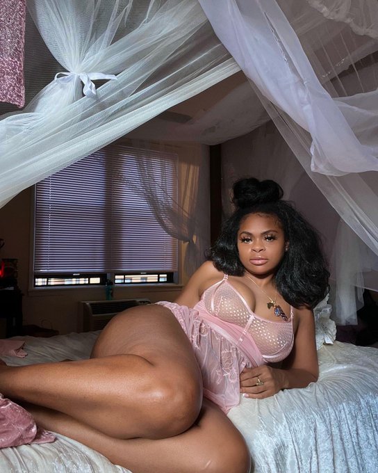 1 pic. It&rsquo;s giving .. cum fold me like a pretzel 🥨 https://t.co/HGVTdBy7eM