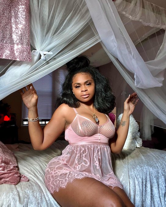 2 pic. It&rsquo;s giving .. cum fold me like a pretzel 🥨 https://t.co/HGVTdBy7eM