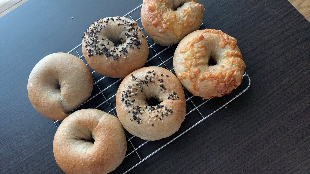 citron_jam7's tweet photo. 今回の冷凍サンドイッチパンはベーグル🥯
ライ麦20%のプレーンとゴマとチーズの3種。
＃パン作り https://t.co/uhSWBwS9wx