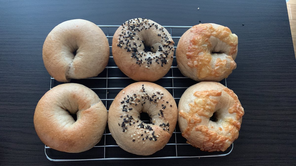 citron_jam7's tweet photo. 今回の冷凍サンドイッチパンはベーグル🥯
ライ麦20%のプレーンとゴマとチーズの3種。
＃パン作り https://t.co/uhSWBwS9wx