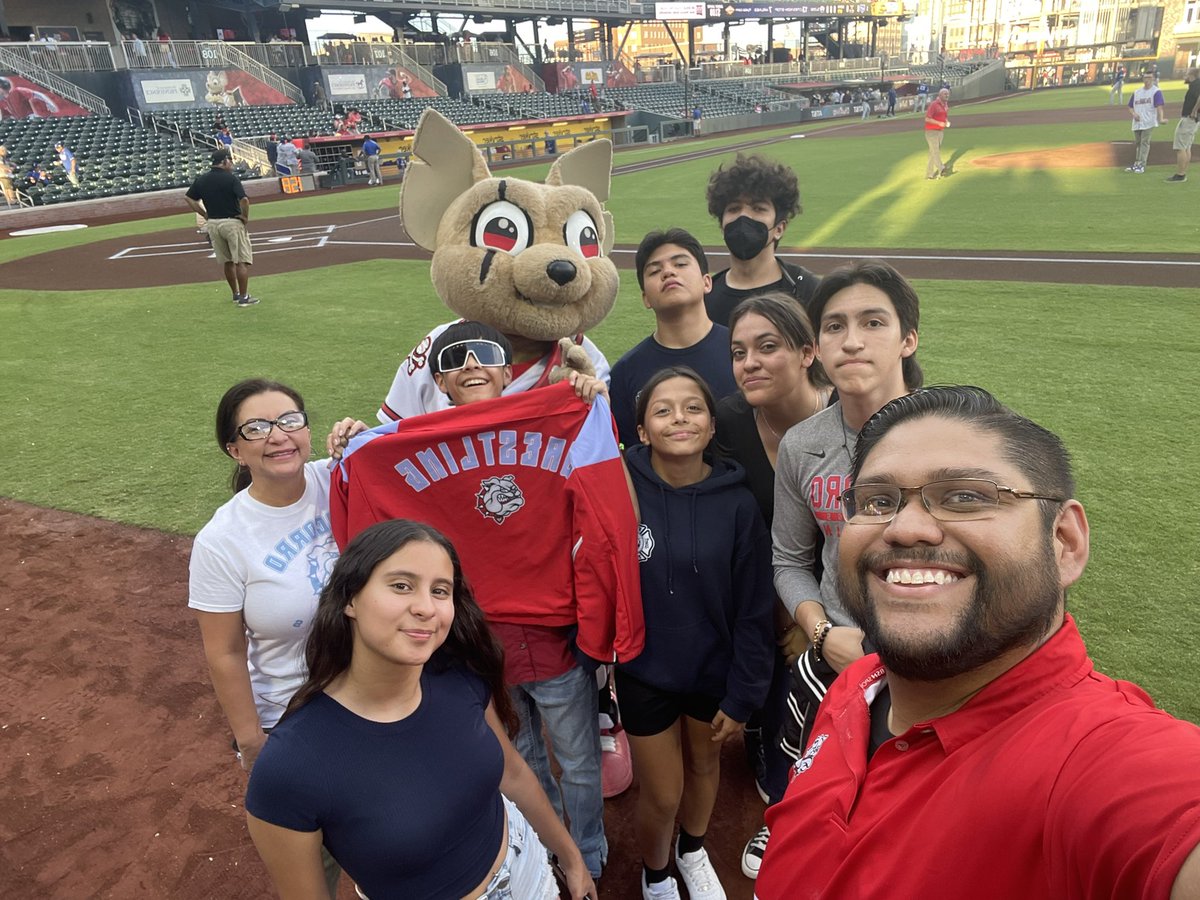 jtavarez_shs's tweet photo. Bulldog Wrestling team building at 915 Wrestling Night @epchihuahuas ! Go Bulldogs!! 🤼 🤼♀️ #TeamSISD @Socorro_HS @Coach_E_Cano https://t.co/zyyJhDL6E6