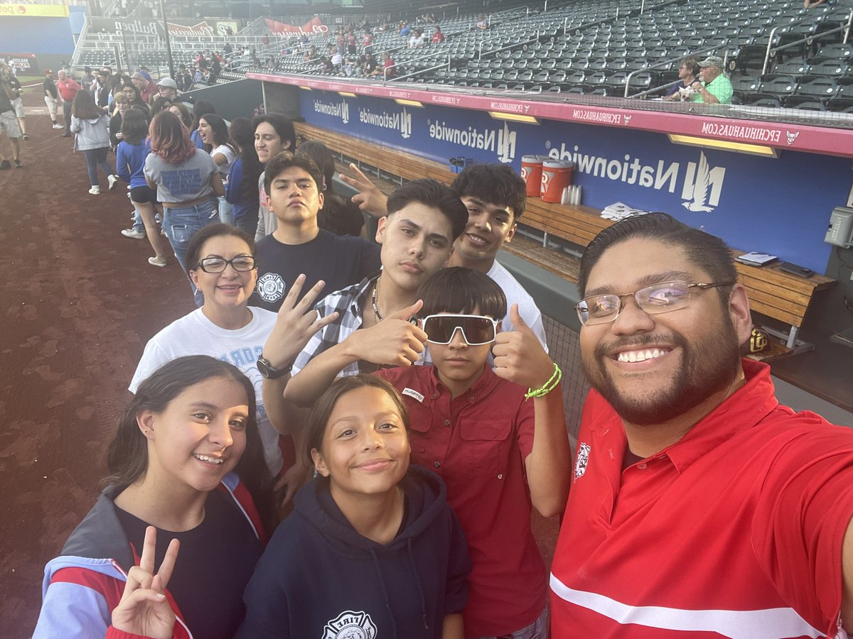 jtavarez_shs's tweet photo. Bulldog Wrestling team building at 915 Wrestling Night @epchihuahuas ! Go Bulldogs!! 🤼 🤼♀️ #TeamSISD @Socorro_HS @Coach_E_Cano https://t.co/zyyJhDL6E6