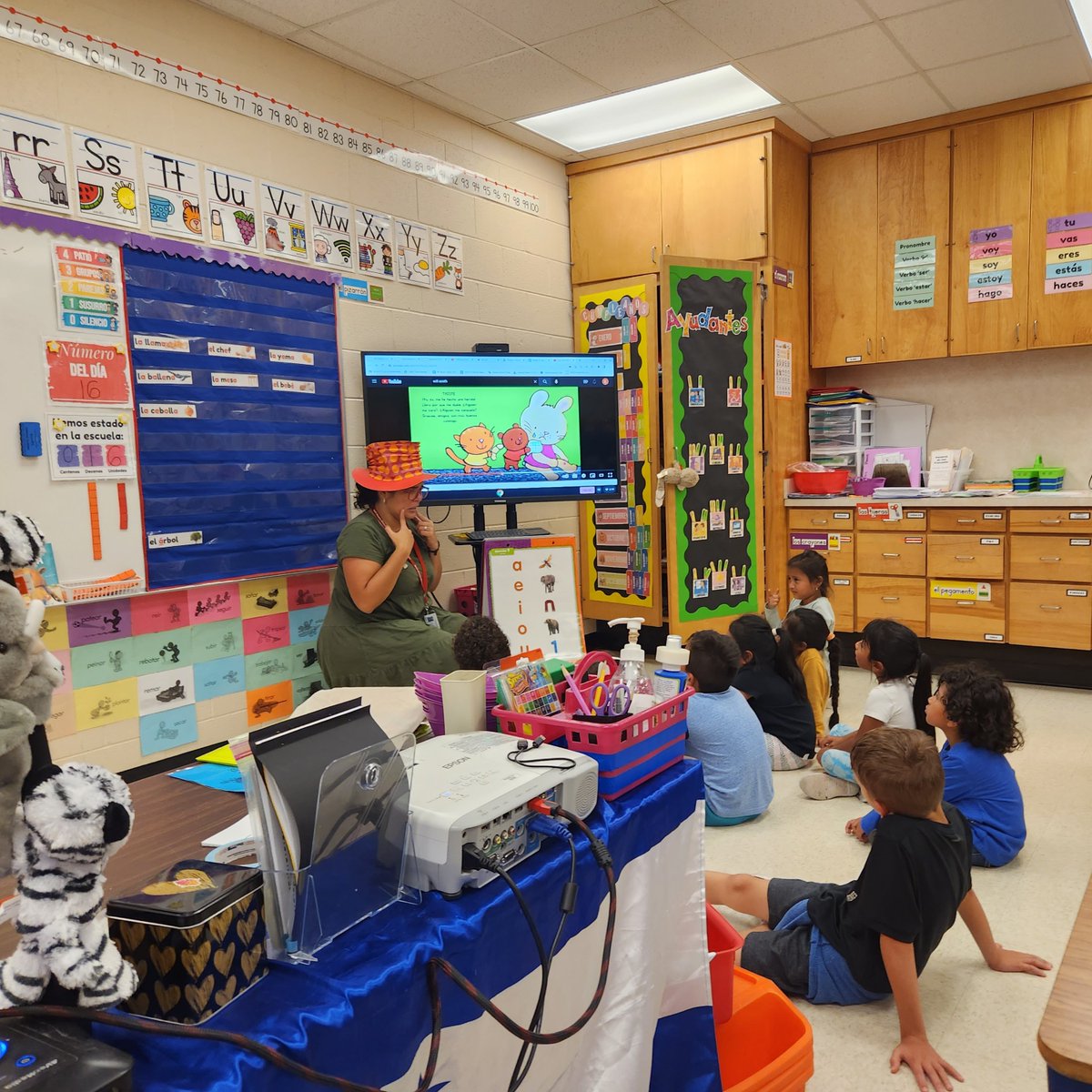 'La Señora del Sombrero'👩‍🏫🎩 comes to my 🇭🇳#Spanish Dual Immersion room every day to do 📚#readaloud to my first graders <a href="/NNE_Bulldogs/">North Newton Elementary</a>! This week we are learning about 🥳😡☹️😱#emotions with the book 'Las Emociones de Nacho' 
#unitingourworld <a href="/ParticipateLrng/">Participate Learning</a>