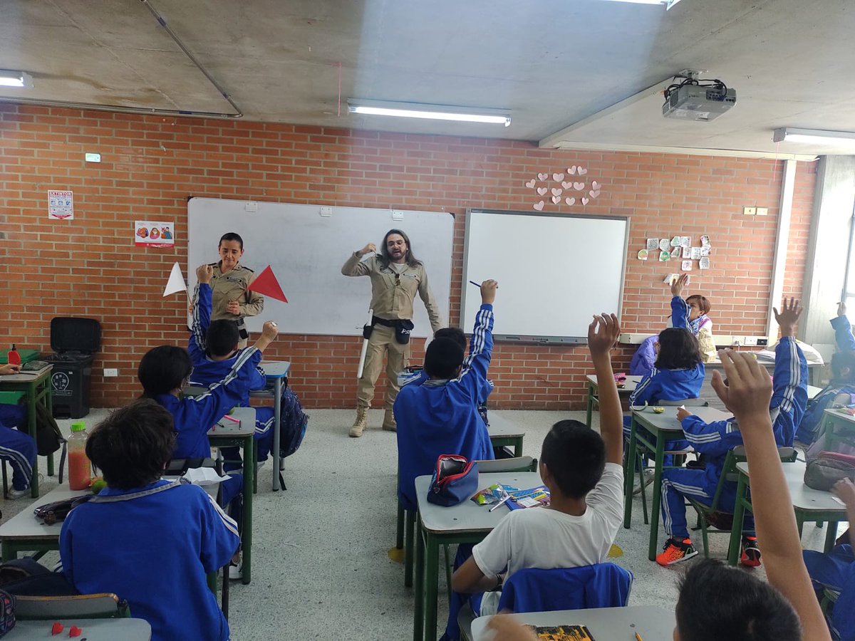 elmurodepatan's tweet photo. Ruta de Promoción y Mantenimiento de la Salud hoy con Fundación Anantha Corazones, equipo de artistas de Cuidarte, Ruta de Salud Mental y Ruta SPA llevando a estudiantes del colegio Manuela Beltrán feria de salud con actividad física y canales de ayuda del Distrito ante riesgo. https://t.co/g1H6AHx7mO