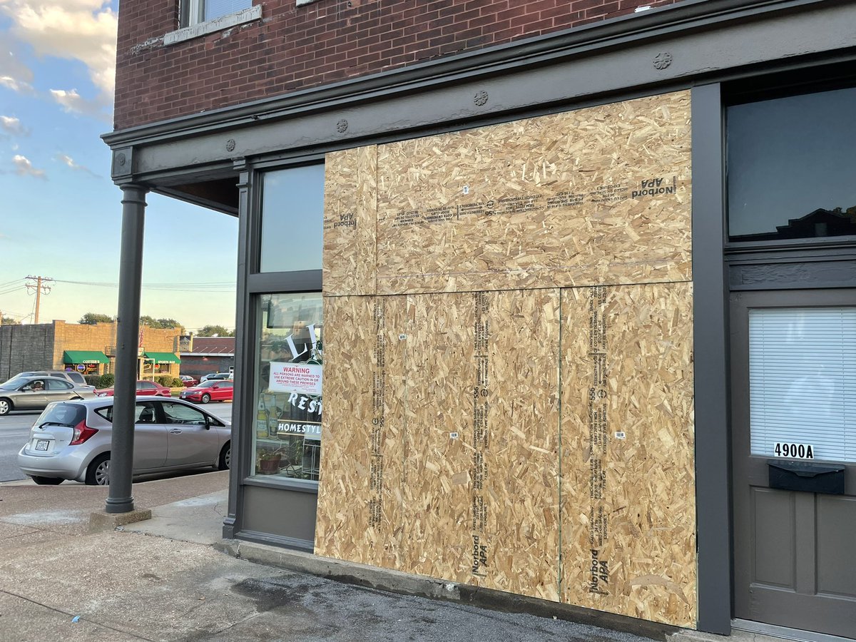 DavidAmelottiTV's tweet photo. This is what the outside of Lily’s Mexican Restaurant looked earlier this evening. Salvador tells me customers have been stopping by all day to help clean up and make sure everyone is okay. @KMOV https://t.co/E0vEOJILe2