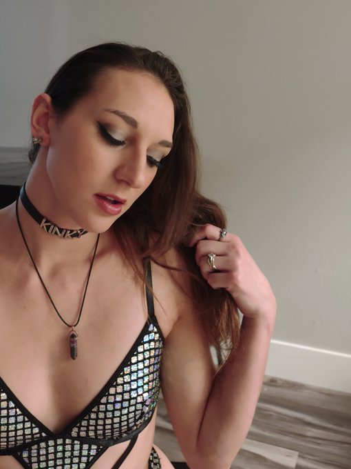 Would you pull my hair if I asked you to Cheri ??? https://t.co/ZV4kgiOclE