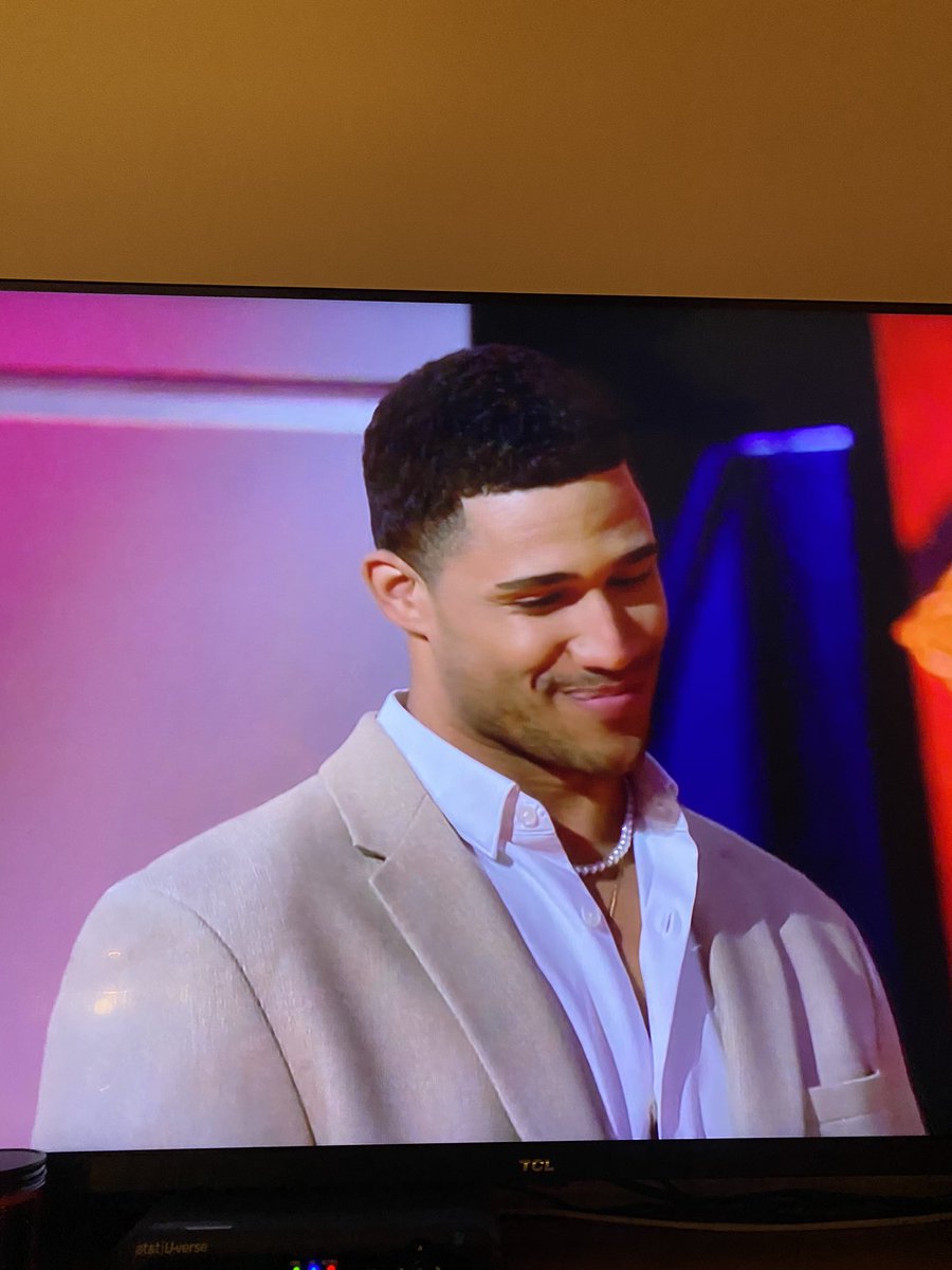 AlexMarieOSU's tweet photo. When your knight in shining armor comes out #TheBachelorette https://t.co/4vVYl0BvYv