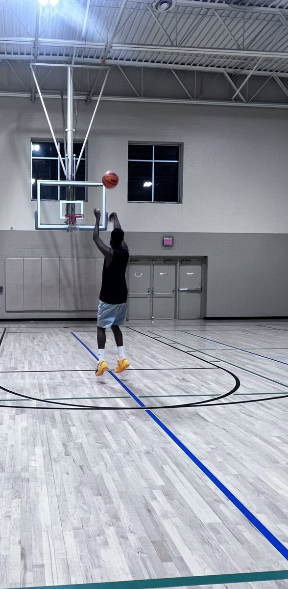 andrejamal79's tweet photo. Getting some shots up! @PUMAHoops 
#soleprovider #puma #nitrorise #sneakers4days #ilovethegame #perfectform #midrange https://t.co/FRHSiVHjrC