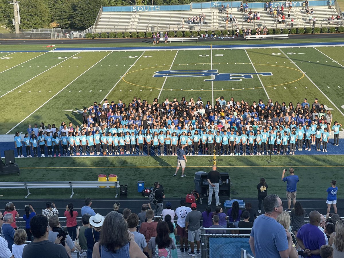 MrsHewittLKMS's tweet photo. So much fun at the South Strong community tailgate!!! Loved seeing everyone CONNECTing and THRIVEing! #SouthStrong #ForsythConnects @SouthForsythHS @LakesideMDL @SouthForsythMS @DavesCreekES @HawCreekES https://t.co/CbEcM0v6bf