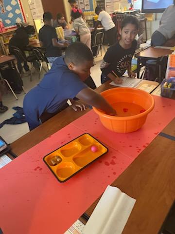 LaLlking's tweet photo. 3rd graders @OgdenES_AISD investigating if an object will Sink or Float in @yellyhouse classroom. Late post @BakerDana2424 @AshleyJ146_ #AldineConnected #teach4learning https://t.co/x3BI126yW4