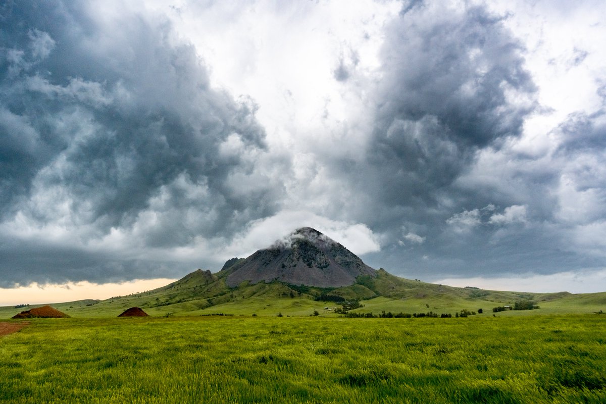 FreddyMcKinneyR's tweet photo. A butte inside a whale's mouth https://t.co/pFslIYFr67