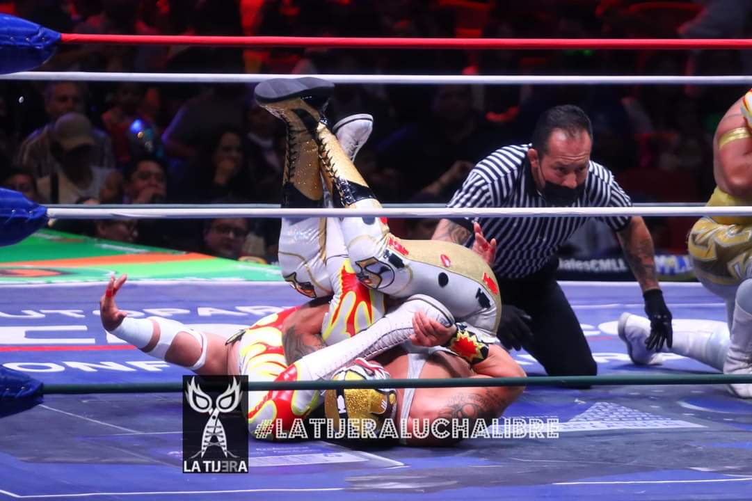 LaTijeraLucha's tweet photo. En una gran lucha para conmemorar el #DiaNacionalDeLaLuchaLibreYElLuchadorProfesionalMexicano, los colíseinos se imponen a uno experimentados #Diabolicos.
Como los buenos vinos, el trabajo de #MrCondor, #ElGallego y #RockySantana, sin embargo, fue mayor la calidad... https://t.co/y4iQJ6g3vg