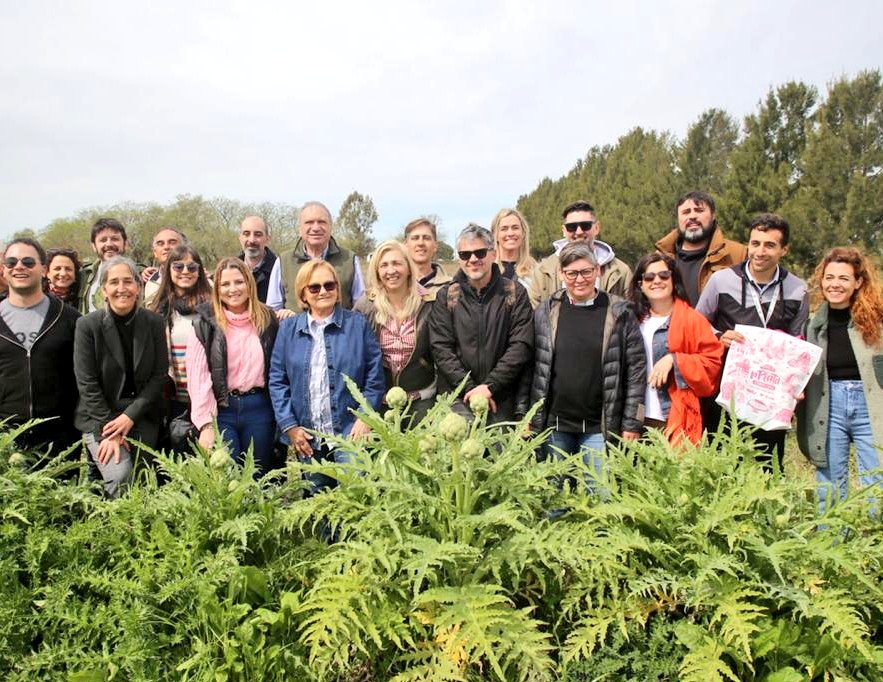 TurismoMLP's tweet photo. Tuvimos visitas en el campo y la ciudad y estamos muy felices!!
Muchas gracias a los/as periodistas y cocineros/as que participaron del #fampress para promocionar la Fiesta del Alcaucil.
Una hermosa jornada donde se les contó detalles de la celebración del 1 y 2 de Octubre. https://t.co/VD9u41NZi8