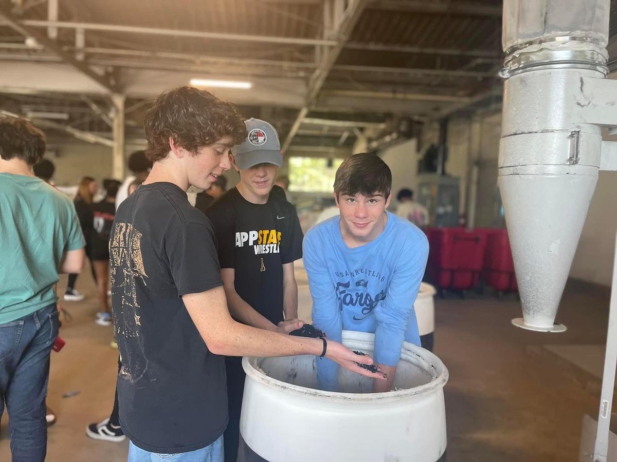 CentralCabarrus's tweet photo. Our STEM/CTE Junior community partner extravaganza has begun! All CCHS STEM Juniors will have the opportunity to travel to at least one business that aligns with their post secondary goals! Today our first stop was The Innovation Barn in Charlotte! #CCSSTEM https://t.co/N0Q8Hc8H6U