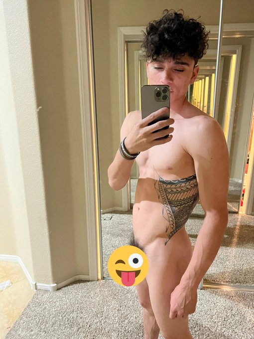 Just another day naked😘 https://t.co/6khOvBUujL