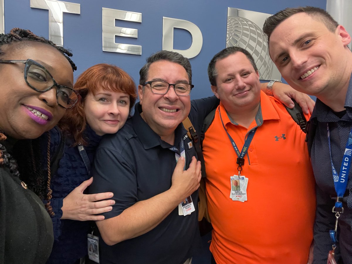 Frankie_thecook's tweet photo. @united #beingunited This is what teamwork looks like after a hectic and long day! :-) https://t.co/xk3ODrlygI