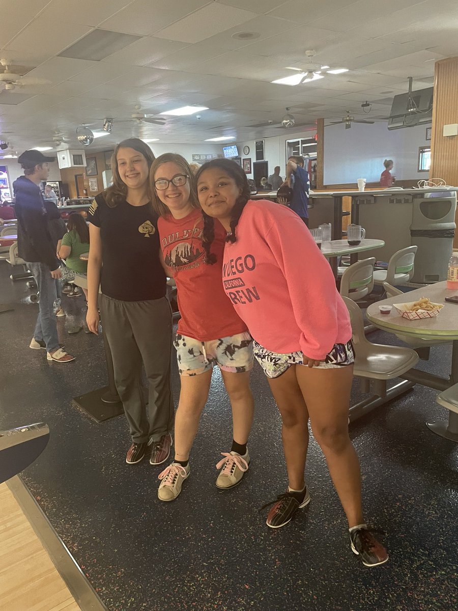 TaushaSmith4's tweet photo. Fun night out at Retro Bowl with some awesome bowling @lhsjays and @Byrd_LHSjays #EveryJayEveryDay https://t.co/cft2ul4OeO