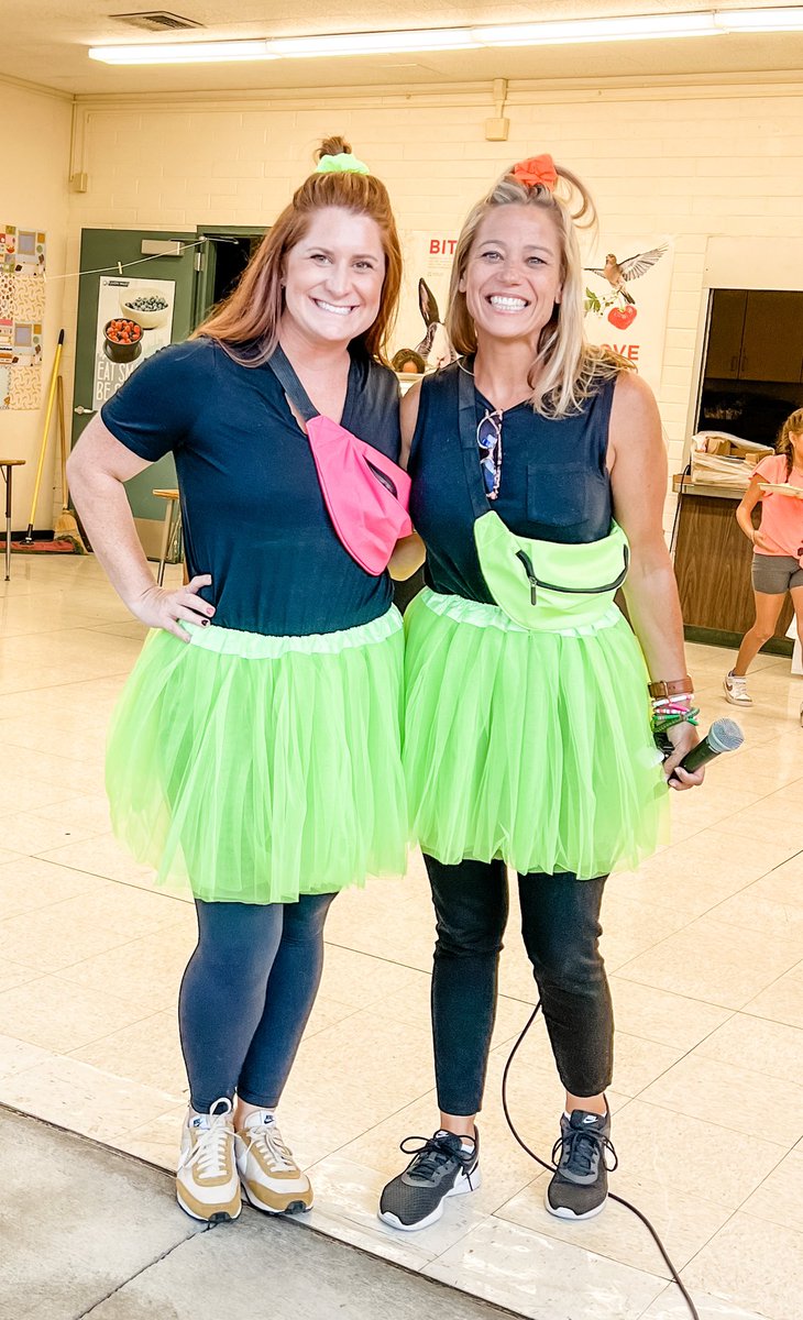 _KristyAragon's tweet photo. NEON DAY! Let your light shine bright!
👩🏼🎤🧑🏽🎤
#youbelongweek #youbelongcv #avgatornation https://t.co/w7bHd1QSuZ