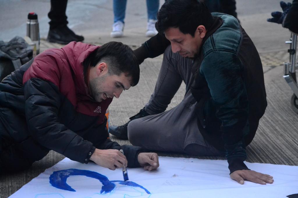 Uyo_Ciudad's tweet photo. Compartimos imágenes de la emotiva jornada donde la Juventud Peronista de la Ciudad de Buenos Aires recordó y homenajeó a Ezequiel Demonty, a 20 años de su asesinato, realizando una radio abierta, pintada de mural y banderas.

#QueElNuncaMásSeaNuncaMás https://t.co/54ZfXDZAVJ