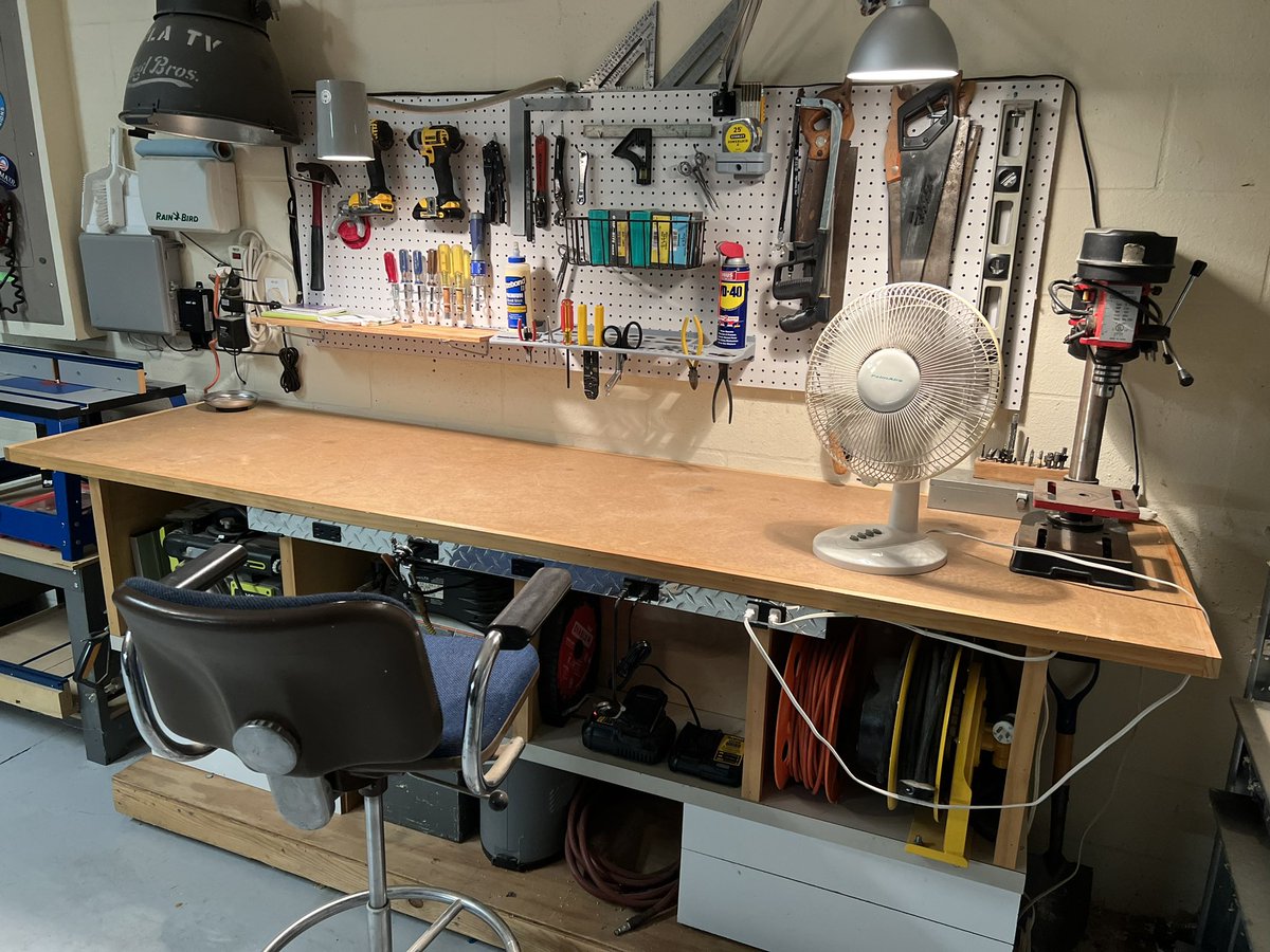 ReadyOneTakeTwo's tweet photo. Spent some quality time cleaning in the garage shop tonight. Maybe I can actually do a project or two now that I can actually GET to all my machines! #DIY #SmallWorkshop #WeekendWarrior #Woodworking #MakingSawdust https://t.co/1h7Eqt6LO2
