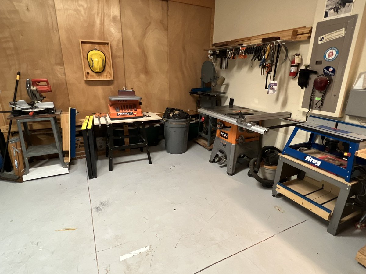 ReadyOneTakeTwo's tweet photo. Spent some quality time cleaning in the garage shop tonight. Maybe I can actually do a project or two now that I can actually GET to all my machines! #DIY #SmallWorkshop #WeekendWarrior #Woodworking #MakingSawdust https://t.co/1h7Eqt6LO2
