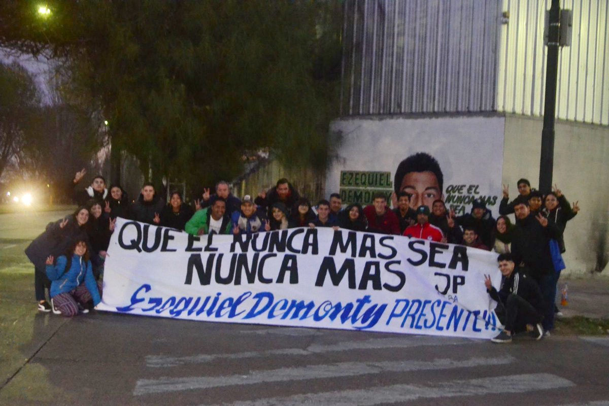 Uyo_Ciudad's tweet photo. Compartimos imágenes de la emotiva jornada donde la Juventud Peronista de la Ciudad de Buenos Aires recordó y homenajeó a Ezequiel Demonty, a 20 años de su asesinato, realizando una radio abierta, pintada de mural y banderas.

#QueElNuncaMásSeaNuncaMás https://t.co/54ZfXDZAVJ