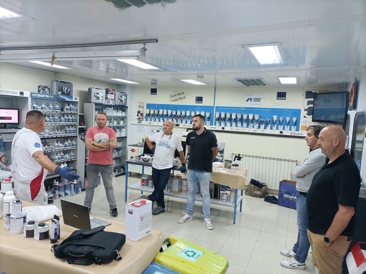 FPdonboscoLH's tweet photo. Formación para trabajadores de #Seicar @AreksonGroup en últimos productos para carrocería.
Karrizerirako azken produktuen formazioa @Automozioa_db https://t.co/pj8wLJjuhe