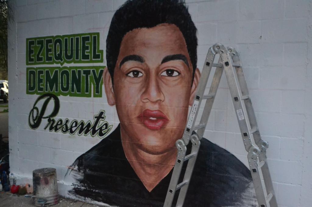 Uyo_Ciudad's tweet photo. Compartimos imágenes de la emotiva jornada donde la Juventud Peronista de la Ciudad de Buenos Aires recordó y homenajeó a Ezequiel Demonty, a 20 años de su asesinato, realizando una radio abierta, pintada de mural y banderas.

#QueElNuncaMásSeaNuncaMás https://t.co/54ZfXDZAVJ