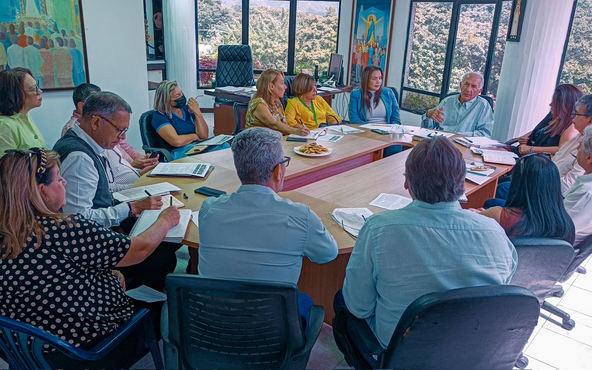 GobernacionNe's tweet photo. Tras el lanzamiento del Programa "Compra Margariteño" a cargo del @fondepsene, sostuvimos un encuentro con @fedecamarasNE a fin de establecer líneas de trabajo que favorezcan a la pequeña y mediana empresa, emprendedores, empresas familiares y microempresas.

#NuevaEsparta https://t.co/UVmLgGoz5f