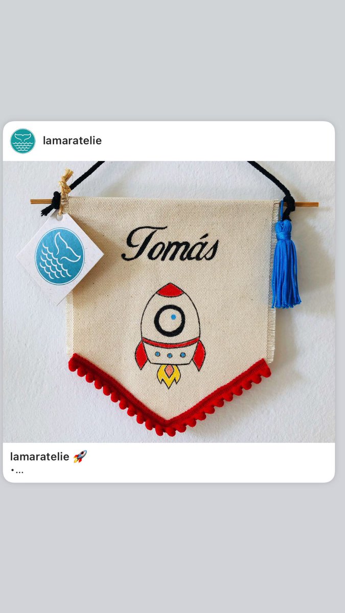 🚀
•
#flamulasdecorativas #flamulapersonalizada #bandeirolas #compredequemfaz #decoração #desenho #tomás #apolo11  #onibusespacial #foguete #nomepersonalizado #quartodebebe #portamaternidade #enfeitedeporta #compredopequeno #consumoconsciente #shopee #elo7  #lamaratelie