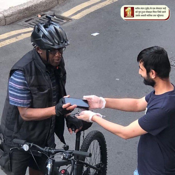 RinkuRa19019373's tweet photo. We have been hearing since childhood that no one obeys #HonestIsTheBestPolicy. But with the inspiration of Saint Gurmeet Ram Rahim ji, a follower of #DeraSachsauda, he has established honesty by giving someone's lost mobile, money, purse.#HonestyGoals https://t.co/fySfLjWqbY