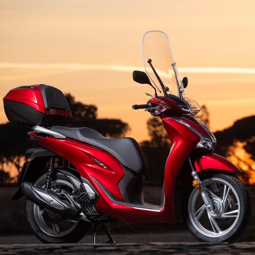 hondaitaliamoto's tweet photo. Dall’alba al tramonto: tu, la città, e il tuo Honda SH. Inseparabili.
#Honda #HondaMoto #SH125 #Scooter #Commuting #ThePowerOfDreams https://t.co/9IsInE0Qlp
