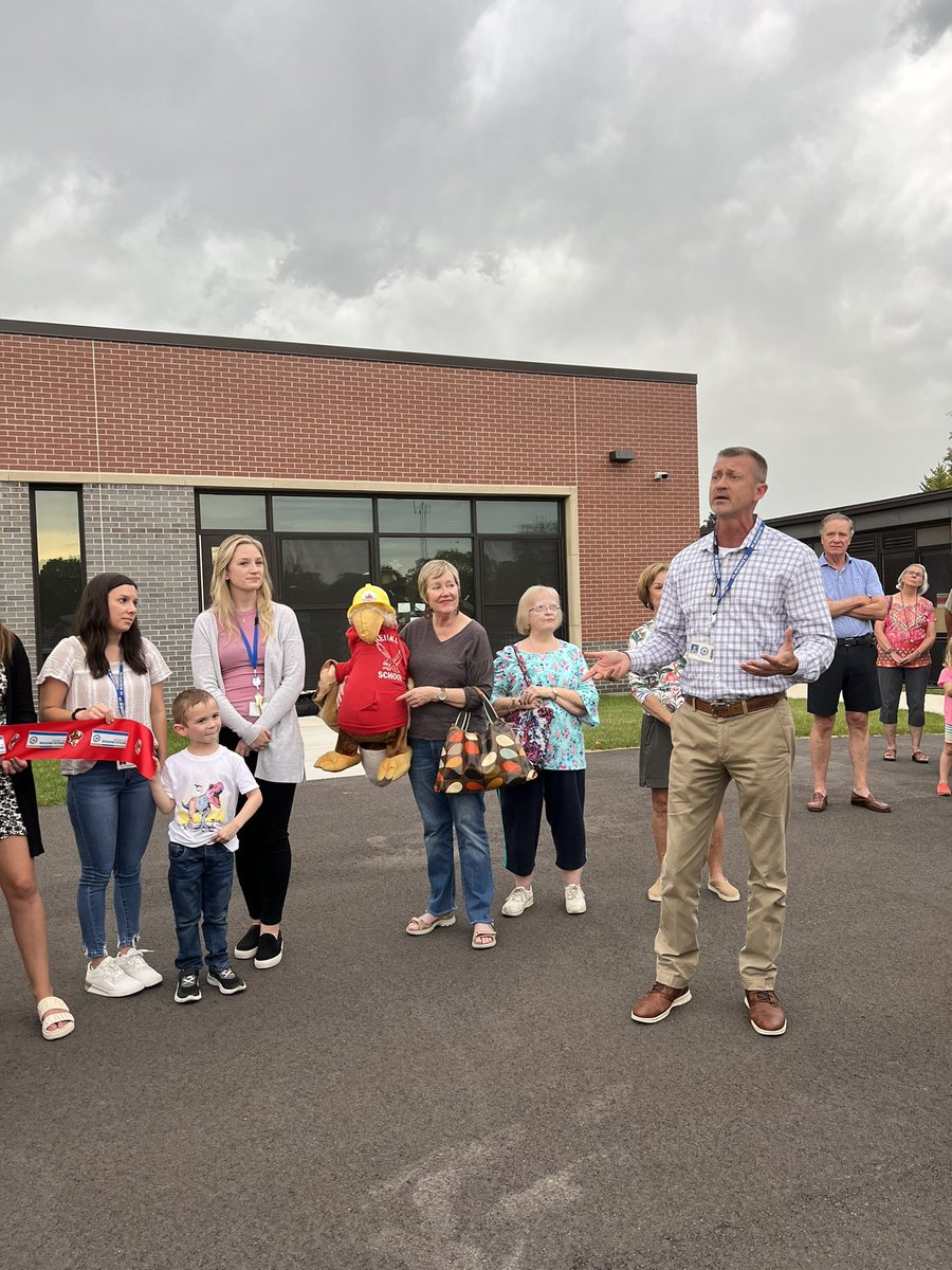 A special community celebration/ribbon cutting <a href="/HenkingSchool/">Henking School</a> this afternoon!!! <a href="/PrincipalPuetz/">Patty Puetz</a> #WeAreD34