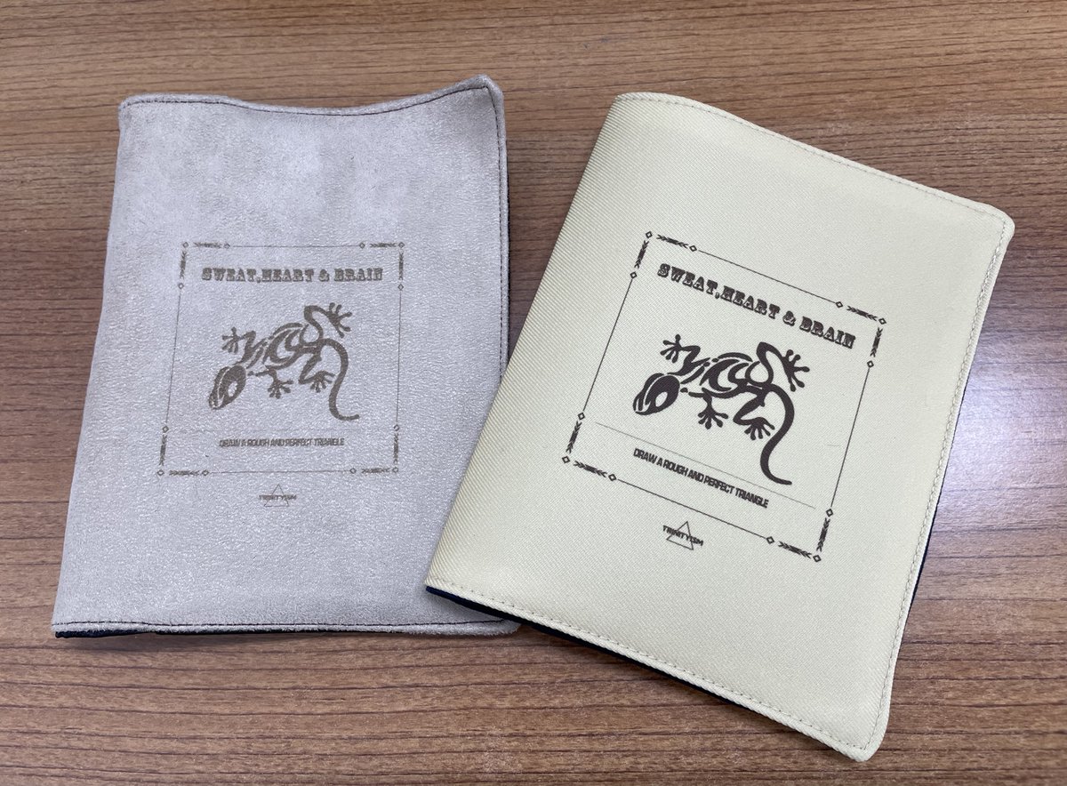 trinity_ism's tweet photo. ちょっと頼まれ事の延長で。。
カードケースを作ってみました。
パスポートや保険証、カード類が入ります。
思ったより良く出来たので、商品化へ進めてみます。
スエード生地が良い◎ https://t.co/UMJv33NHOp