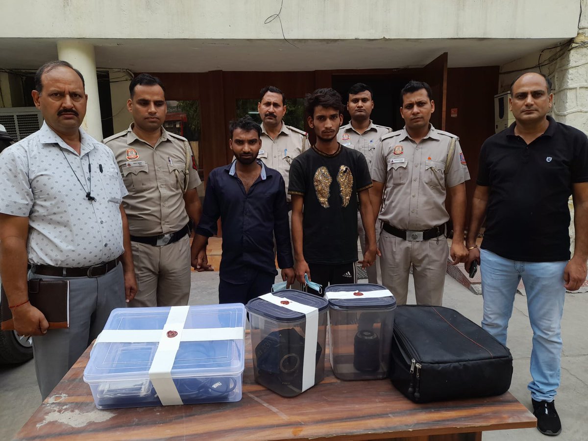 GeetaPolice's tweet photo. Gang of Burglars busted, two accused and two CCLs apprehended, case property ie Cameras,  lenses, laptop hard , disk recovered https://t.co/Om08iULrT4