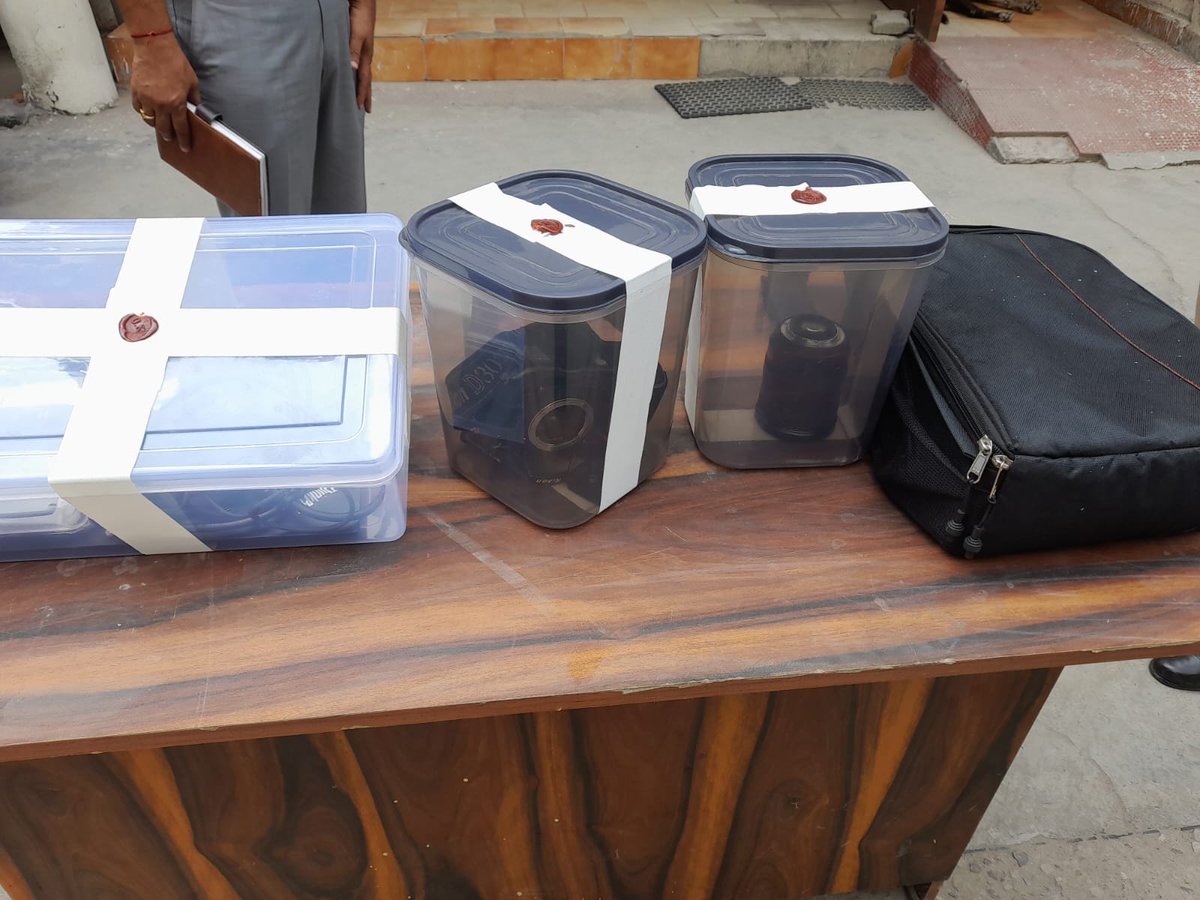 GeetaPolice's tweet photo. Gang of Burglars busted, two accused and two CCLs apprehended, case property ie Cameras,  lenses, laptop hard , disk recovered https://t.co/Om08iULrT4