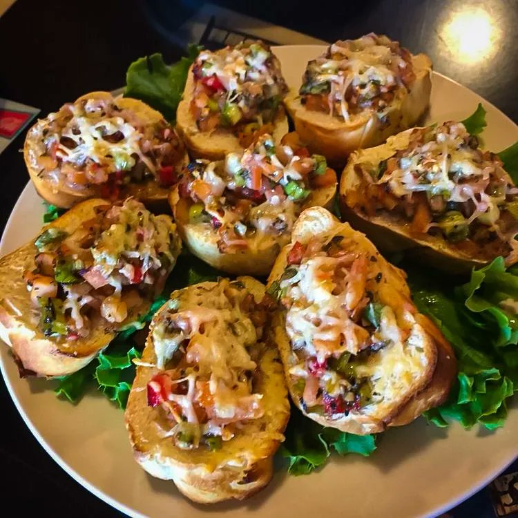 ravencafeph's tweet photo. According the the internet (which is never wrong 😂) bruschetta, an Italian appetizer, is pronounced brew-SKET-uh, not brew-SHET-uh. #themoreyouknow #ravenapp https://t.co/3zsUQmHac5