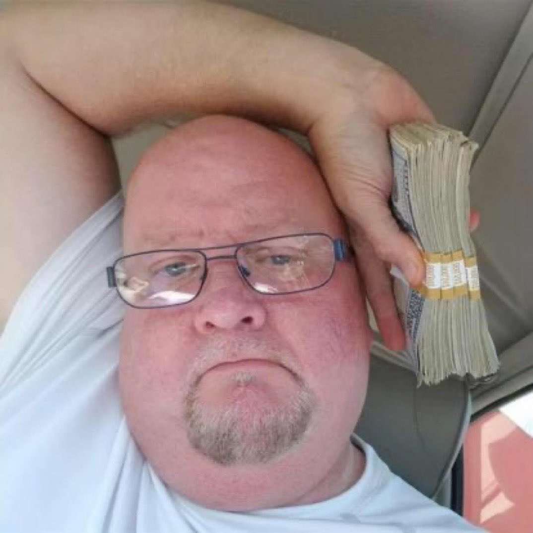 SkyzVisuals's tweet image. Anyone looking for a sugar daddy😘 drop a dm! 😛